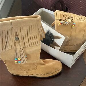 Minnetonka Tan Fringe Boots with Beads